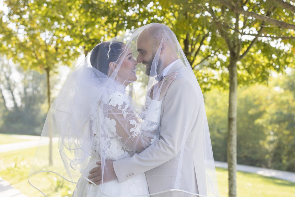 First look des mariées lors d'un mariage, moment d'émotion en extérieur photographié en lumière naturelle.