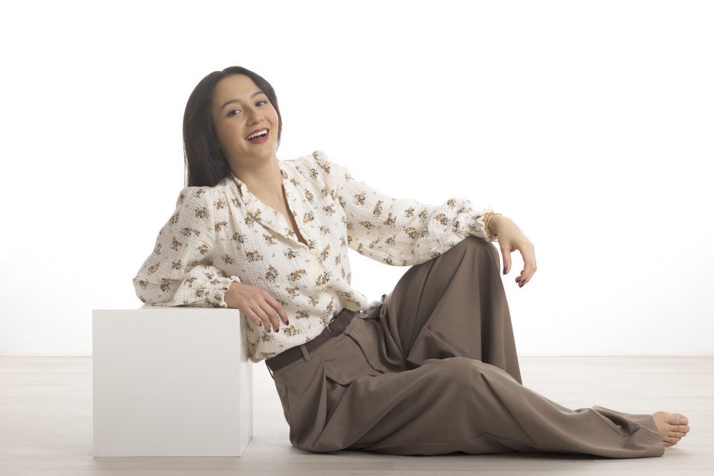 Portrait professionnelle en studio à Lavérune : une professionnelle du bien être souriante et posée, dans une posture naturelle qui inspire confiance.